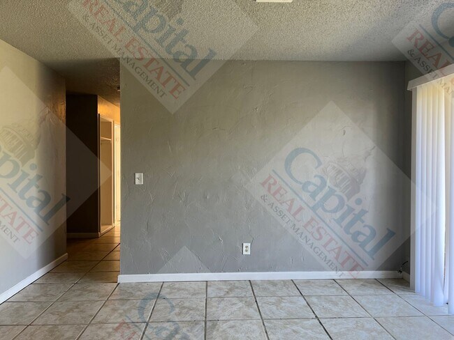 Building Photo - Large 4 Bedroom Home