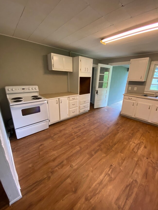 Building Photo - 126 Lakeview Dr