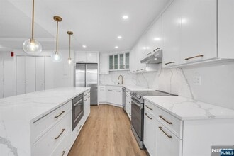 Building Photo - 1055 River 809