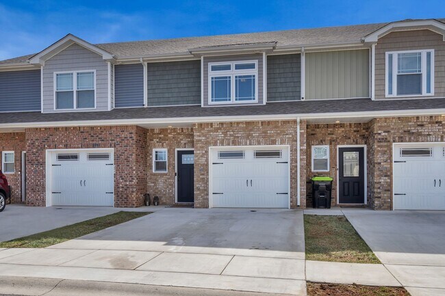 Building Photo - Pet Friendly Two Bedroom!