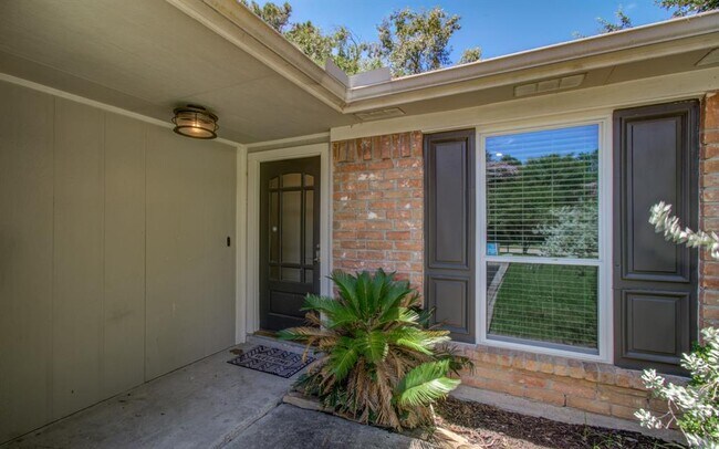 Building Photo - 9426 Charter Ridge Dr