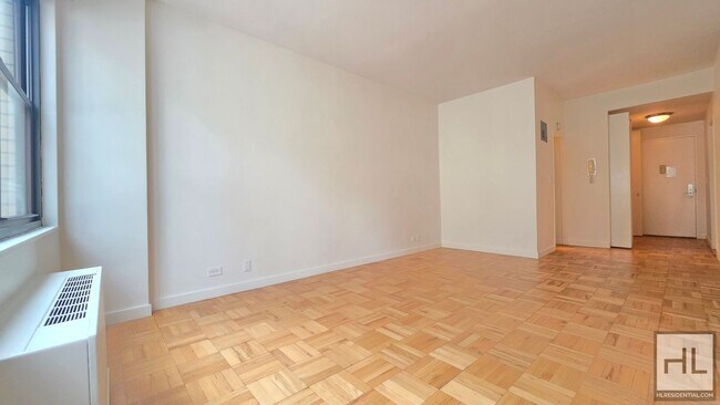 Foto del edificio - Bright Ninth-Floor Studio with Exceptional Closet Space near the UN