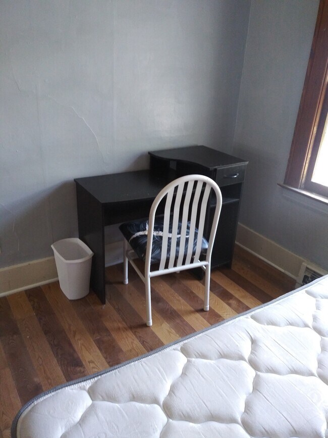 Building Photo - 916 Ackerman Avenue, Unit Room 9