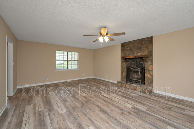 Building Photo - 1309 Louise Dr SE