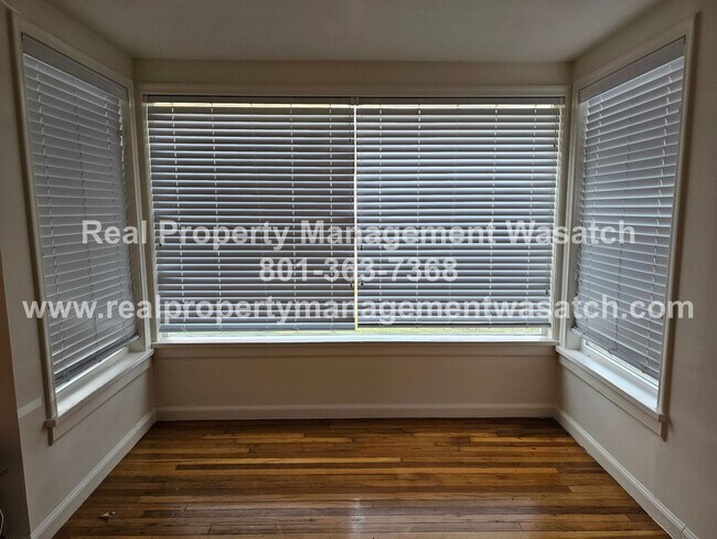 Foto del edificio - Check Out This 4 Bedroom 2 Bathroom Home i...