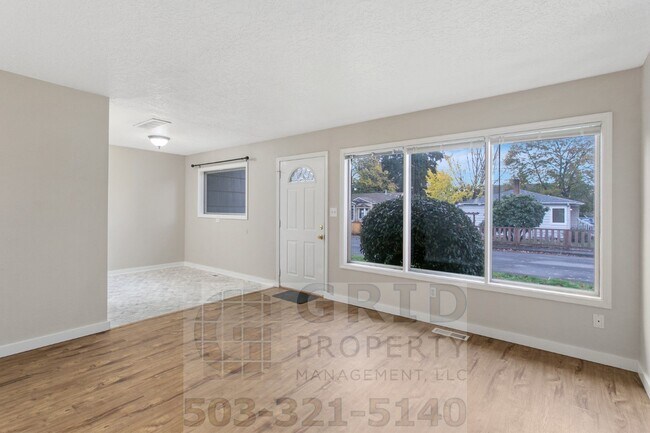 Building Photo - 3+ Bedroom House w/ Large Backyard - Southeast Portland!