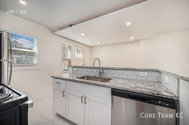 Foto del edificio - Renovated 2 Bed + Den Townhome in South Plaza