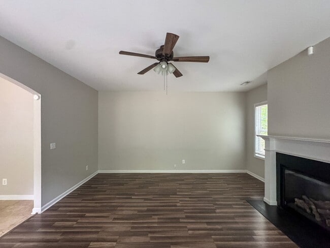 Building Photo - Spacious 4 Bed 2.5 Bath Fayetteville Home