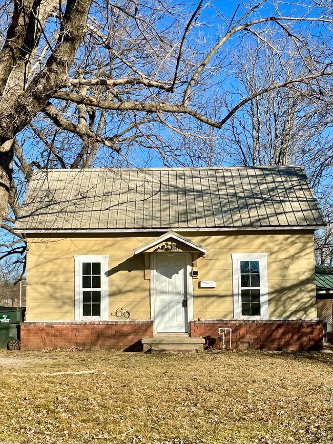 Building Photo - 1324 W Maple St