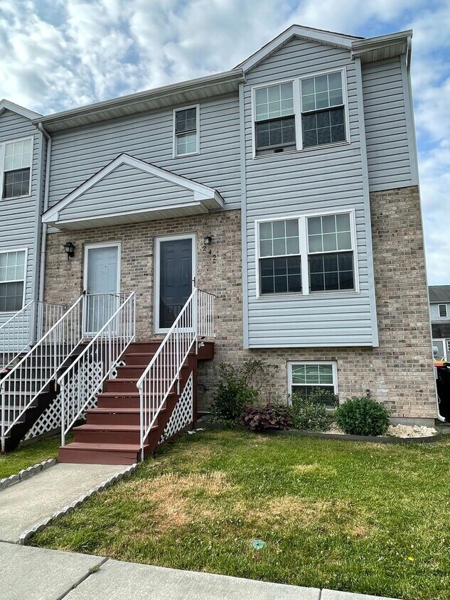 Primary Photo - Middletown Townhouse