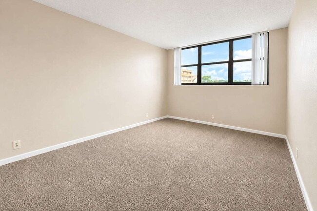 "Experience Luxury Living: Spacious 2-Bed, 2-Bath Condo in North Palm Beach!" - "Experience Luxury Living: Spacious 2-Bed, 2-Bath Condo in North Palm Beach!"