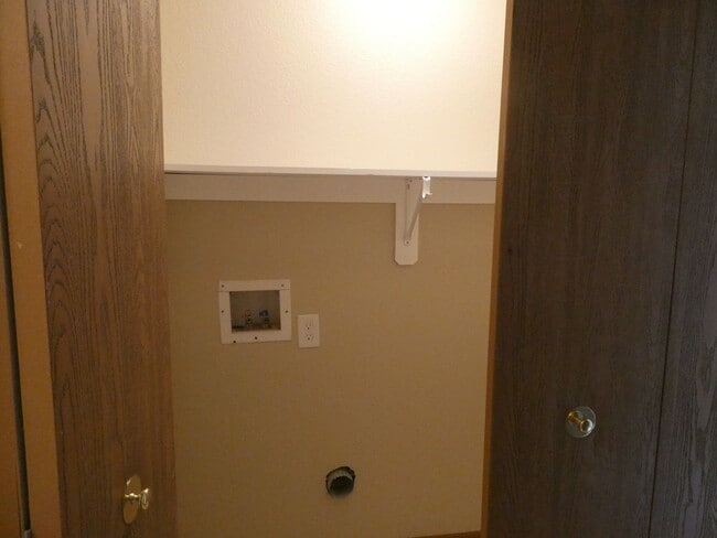 Building Photo - MOVE IN SPECIAL - 1/2 MONTH'S RENT FREE 3 BD 2.5 BA Duplex