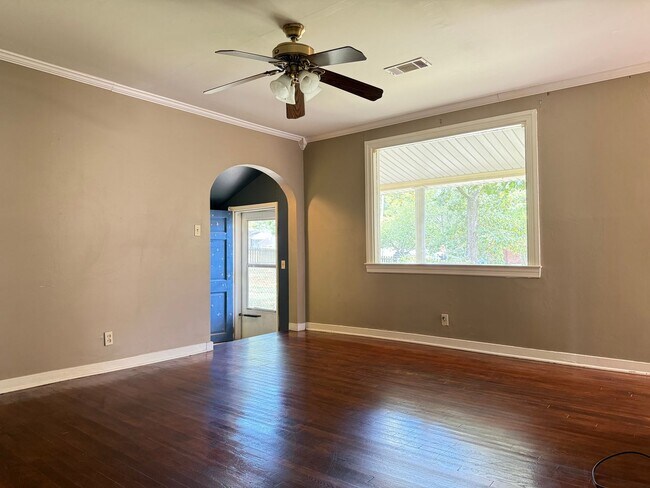Foto del edificio - 6404 Longwood Rd