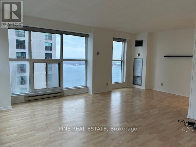 Photo du bâtiment - 77 Harbour Square