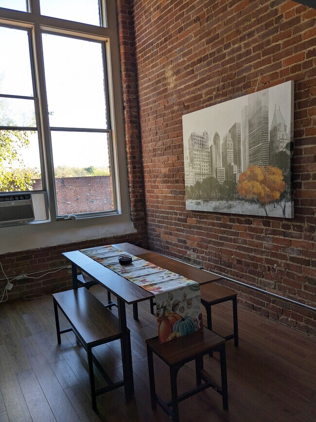Dining room - 201 S Hoskins Rd