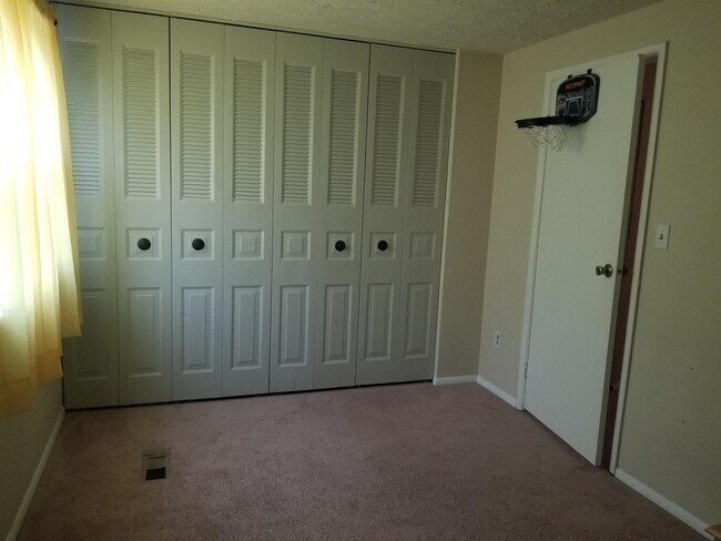 Foto del edificio - 5824 Whitfield Ct