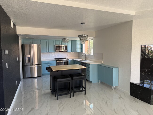 Building Photo - 5051 N Sabino Canyon Rd