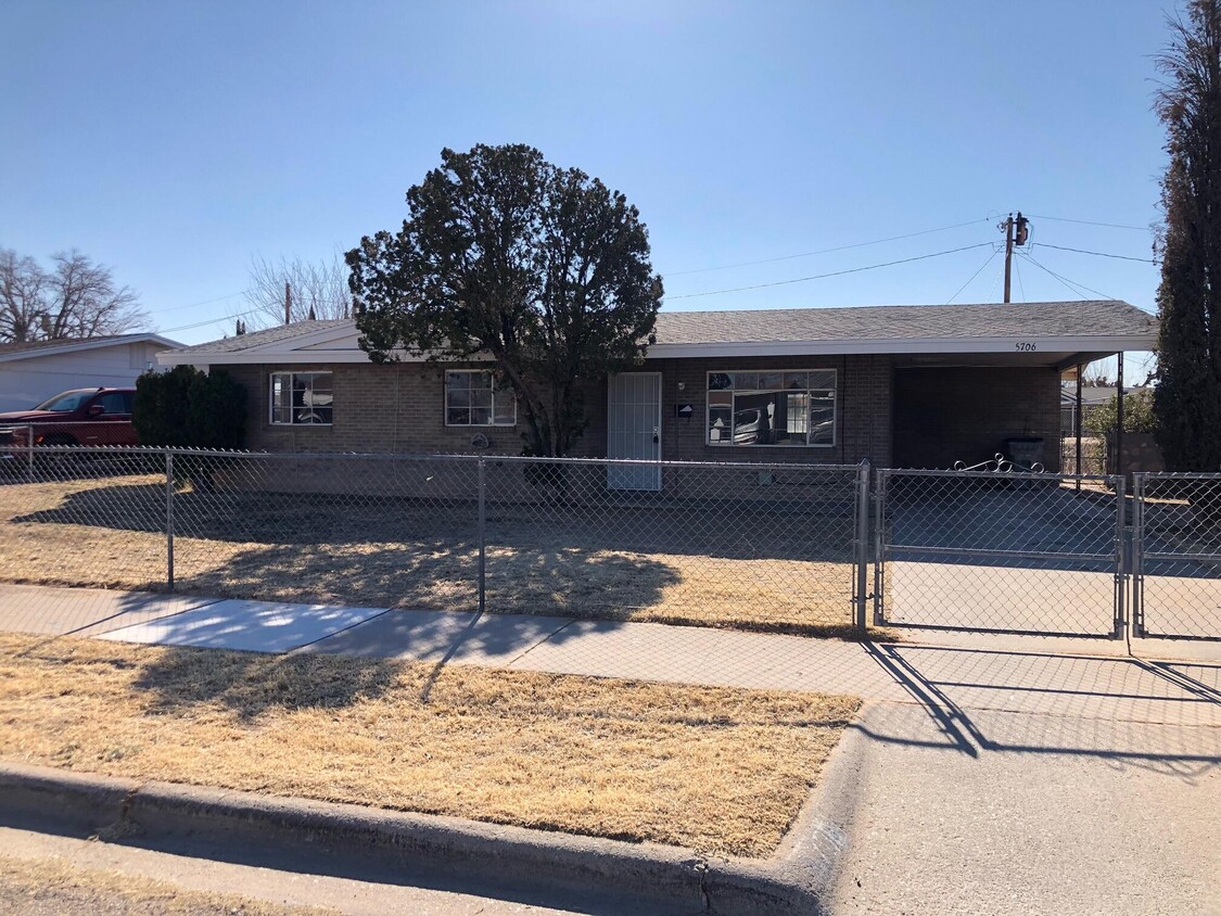 Primary Photo - 5706 Macon Ln