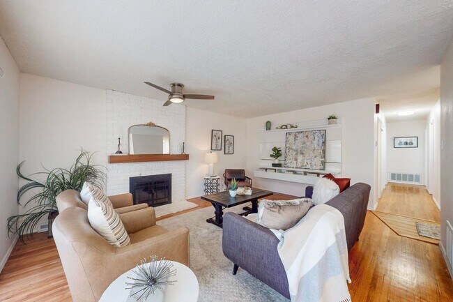 Foto del edificio - For Rent| 3 bedrooms 2 bathrooms| NE Abq | Private Yard | Fireplace | Available 03/23/2026!