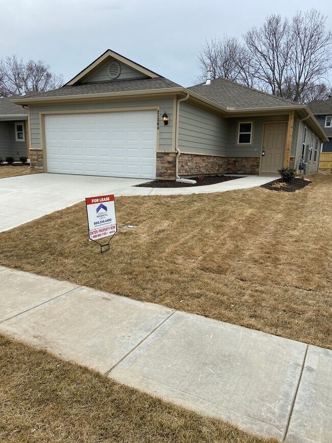 Building Photo - Three Bedroom | Two Bath Home in Spring Hill