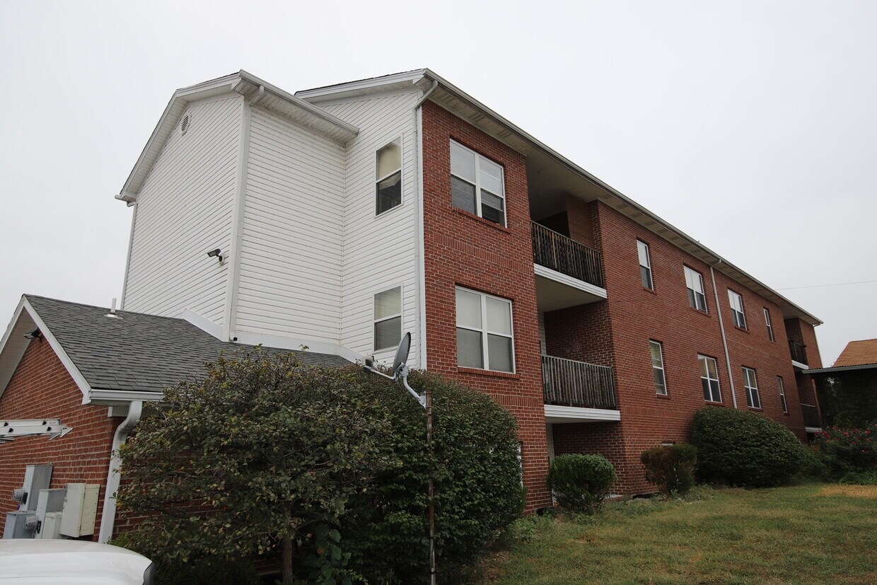 Primary Photo - 608 E Spring St