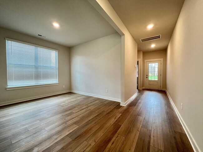 Foto del edificio - 5 Bed, 3.5 Bath Home w/ 2 Car Garage in Harvest Point