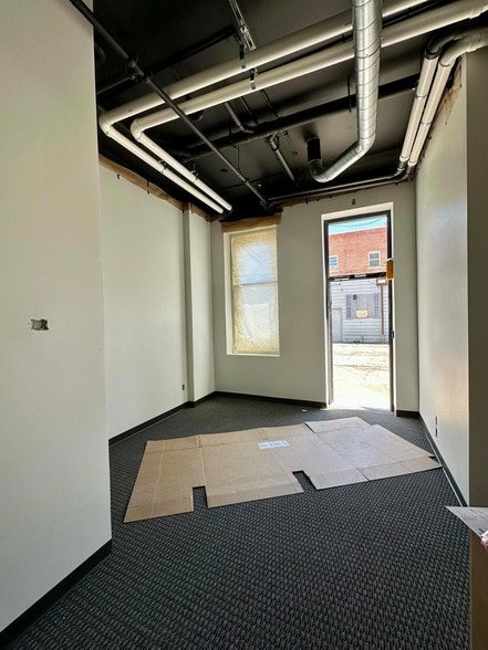 Building Photo - 814 Lincolnway
