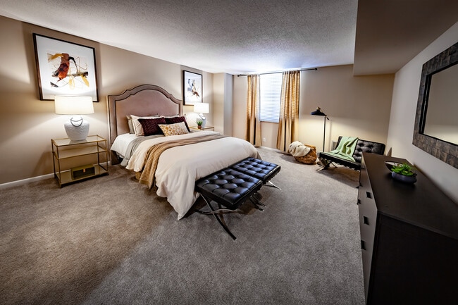 Spacious Bedroom - Grandin House