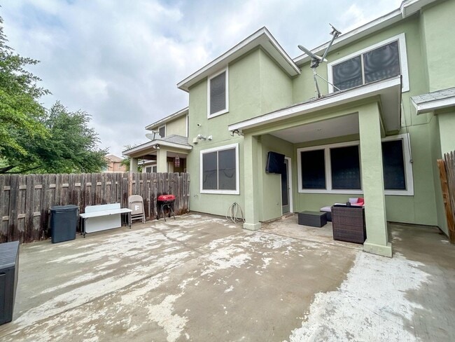 Foto del edificio - 9310 Albany Dr