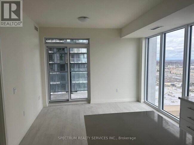 Photo du bâtiment - 8960-8960 Jane St