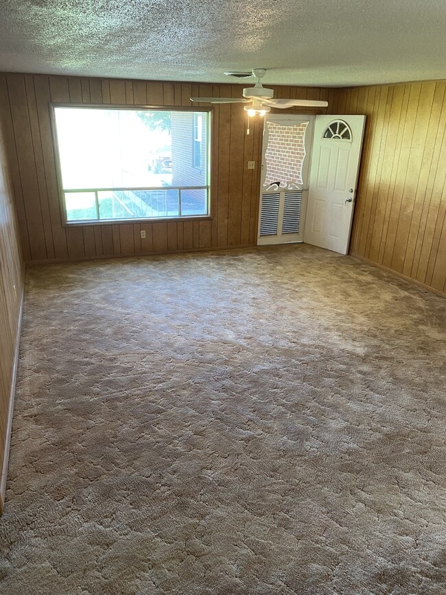 Foto del edificio - 625 Country Club Rd