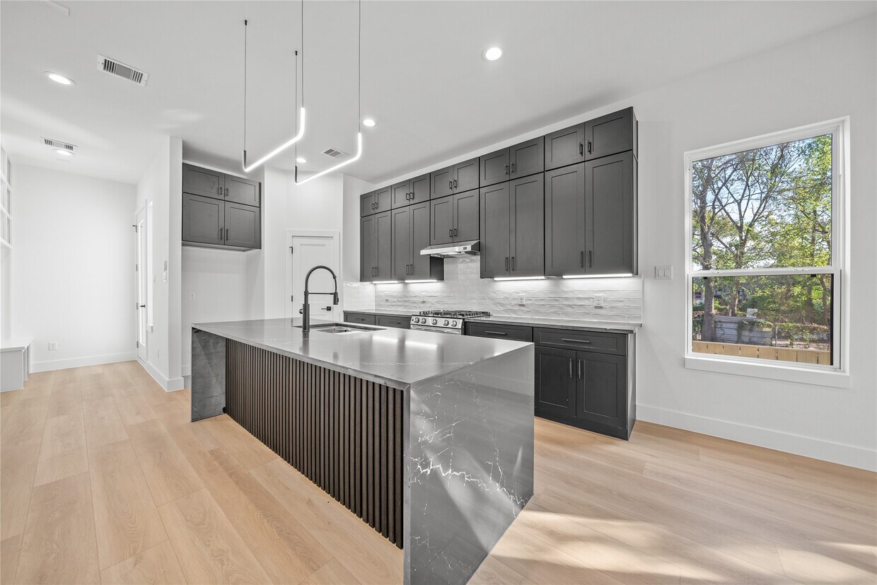 Foto principal - 4321 Rogers St