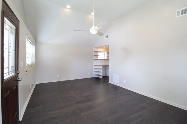 Building Photo - 1 Bedroom 1 Bath Beautifully Renovated Hou...