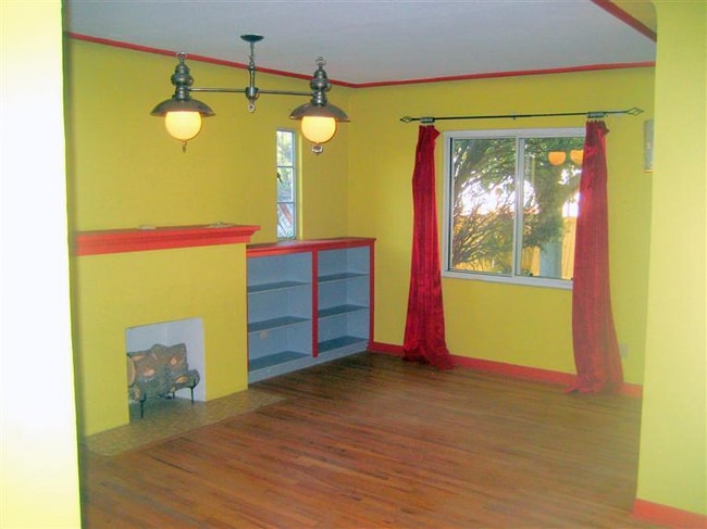 Building Photo - 708 Carlisle Blvd NE