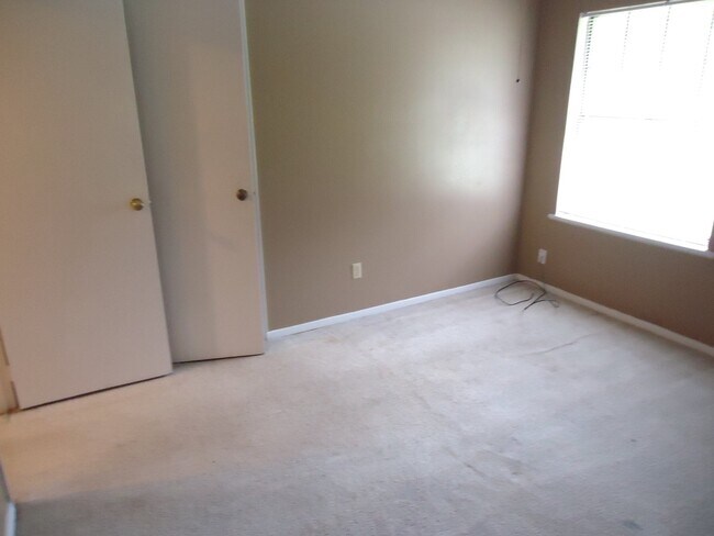Building Photo - 401 Knollwood