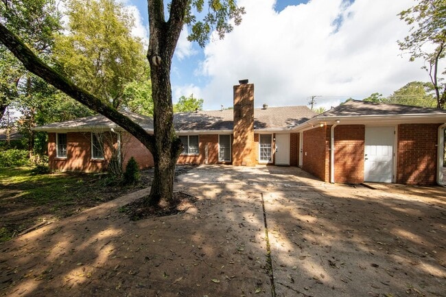 Foto del edificio - ** 4 bed 2 bath located by Montgomery Academy ** Call 334-366-9198 for a self showing