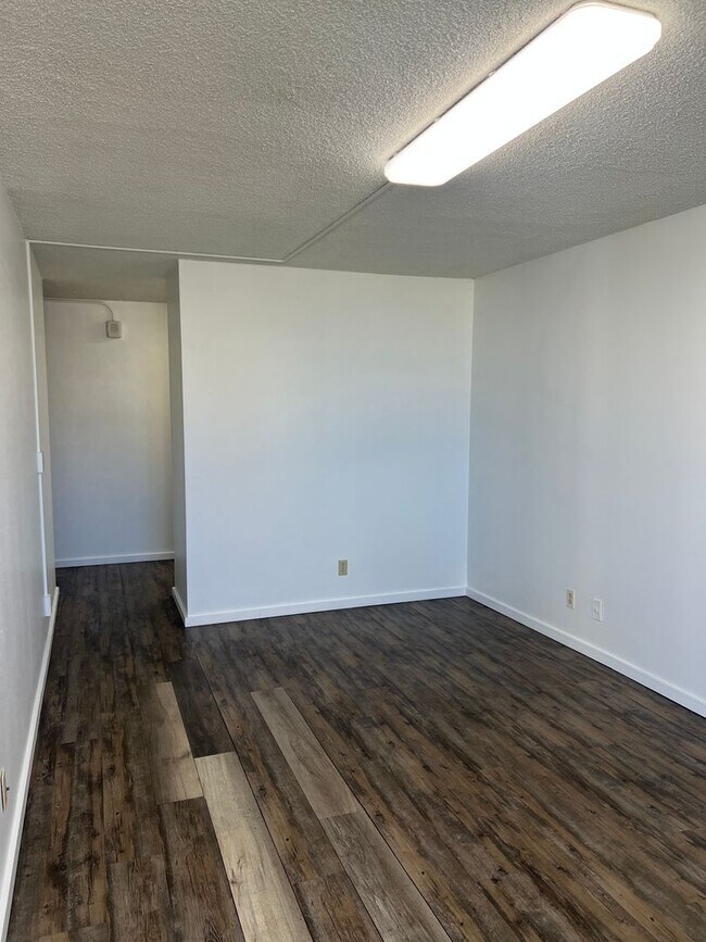 Building Photo - Kukui Plaza - 3 Bedroom 2 Bath 1 Parking