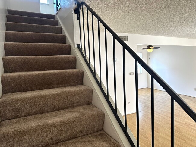 Foto del edificio - Westchester Area Condo W/Garage  AVAILABLE NOW!