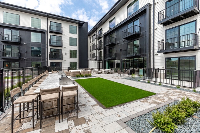Courtyard - The Standard at Prairie Trail