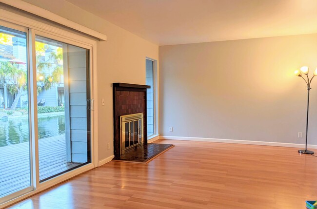 Foto del edificio - 905 W Middlefield Rd