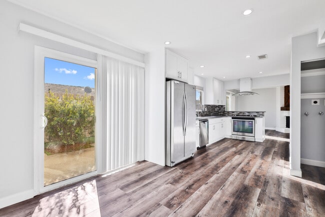 Building Photo - 2702 College Ln