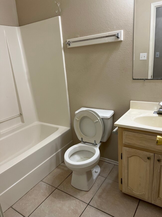 Hall bath - 817 Sonesta Dr
