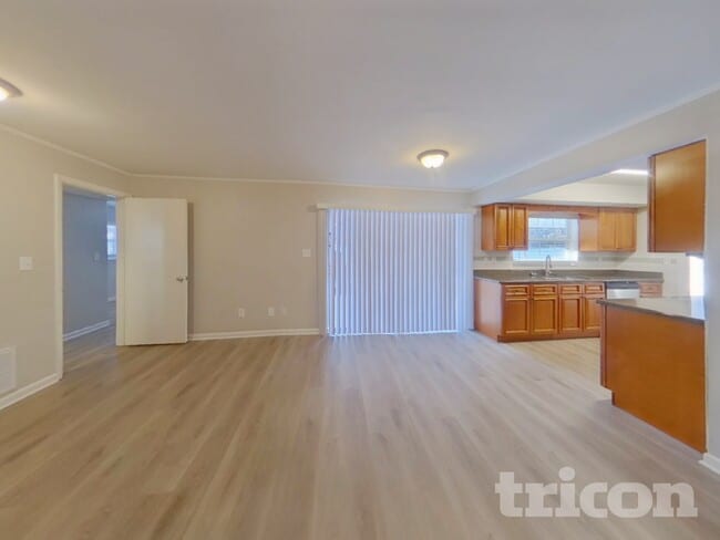 Building Photo - 7102 Woodfield Dr