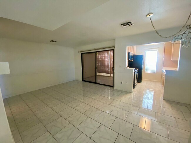 Building Photo - Cozy 2bd/2ba Gated Condo! W/ 2 Community Pools and Spa!