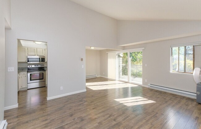 Building Photo - STUNNING 2 BEDROOM AND 2 BATHROOM
