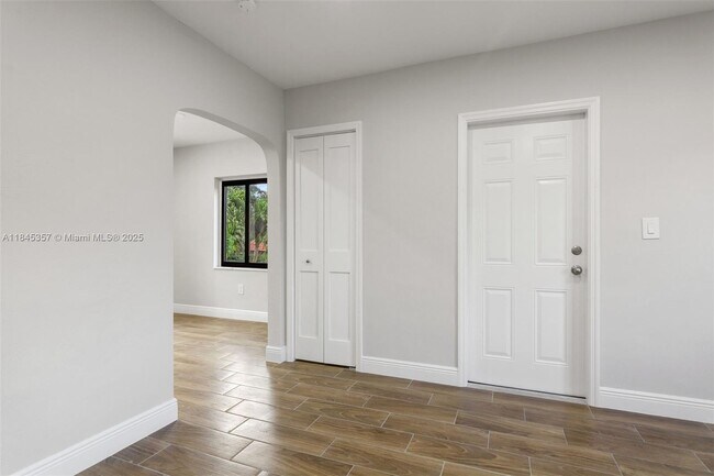 Building Photo - 1136 SW 12th Ct