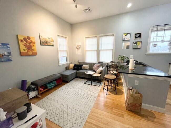 Building Photo - Beautiful Southie 2 Bed/ 2 Bath