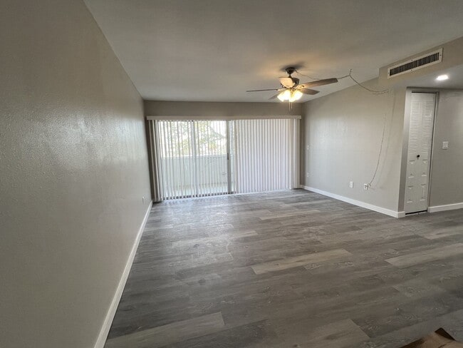 Building Photo - Annual** 55+ Years Old Required ** Recently Renovated ** 1 Bedroom / 1 Bath - Cambridge House - $...