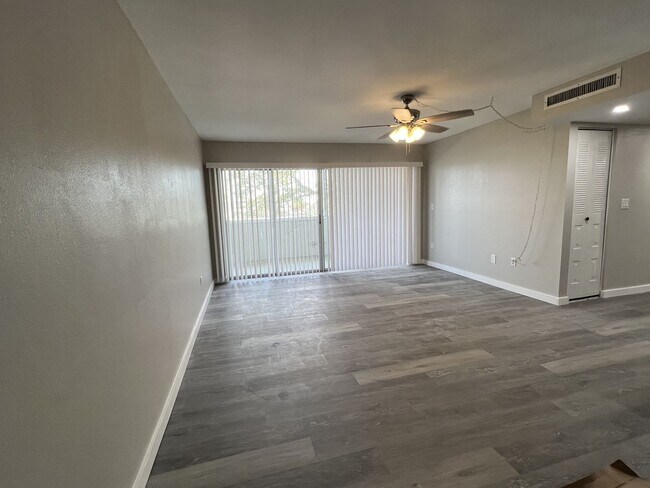 Foto del edificio - Annual** 55+ Years Old Required ** Recently Renovated ** 1 Bedroom / 1 Bath - Cambridge House - $...