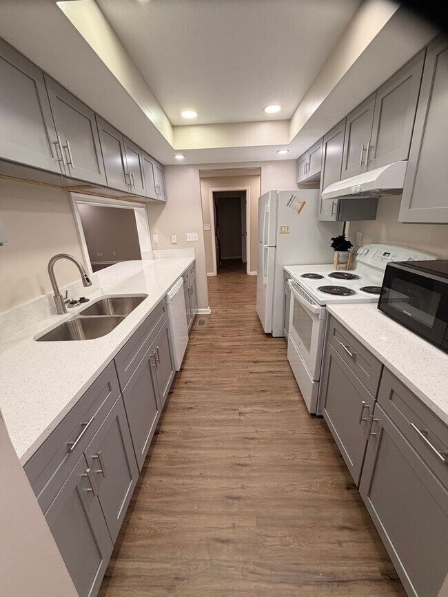 Building Photo - 1325 Rosehaven Cir